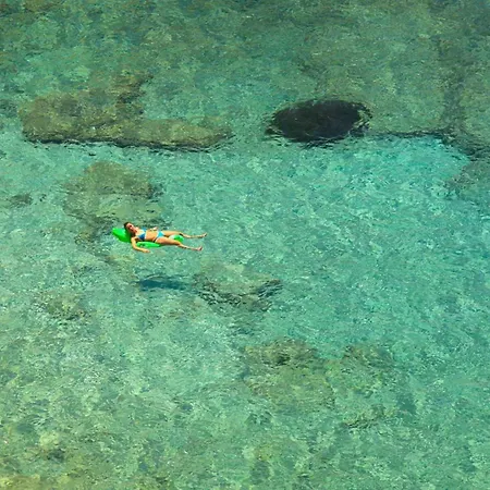 Chic Greek Hideaway, Your Stylish Retreat Appartement